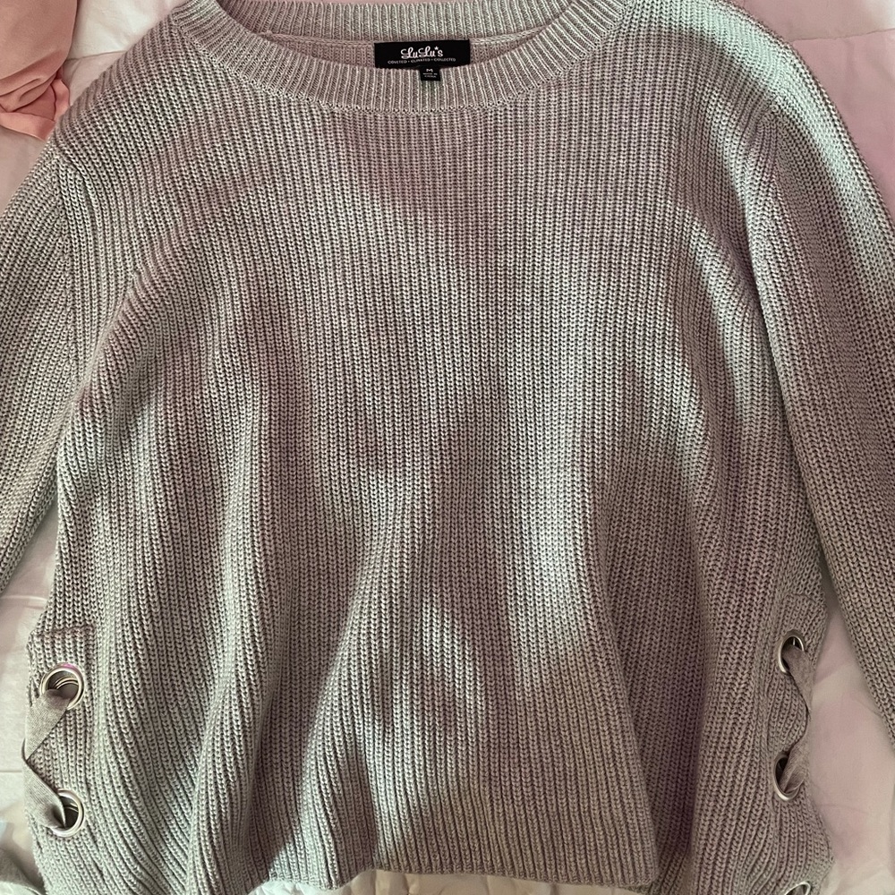 Cute Lulu’s grey sweater!
